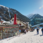 Das Basecamp Apres Ski Lokal an einem sonnigen Tag im Winter am Arlberg