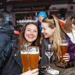Zwei Damen genießen Bier in einem Après Ski Lokal in St. Anton am Arlberg