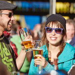 Pärchen trinkt Bier während Aprés Ski in St. Anton am Arlberg