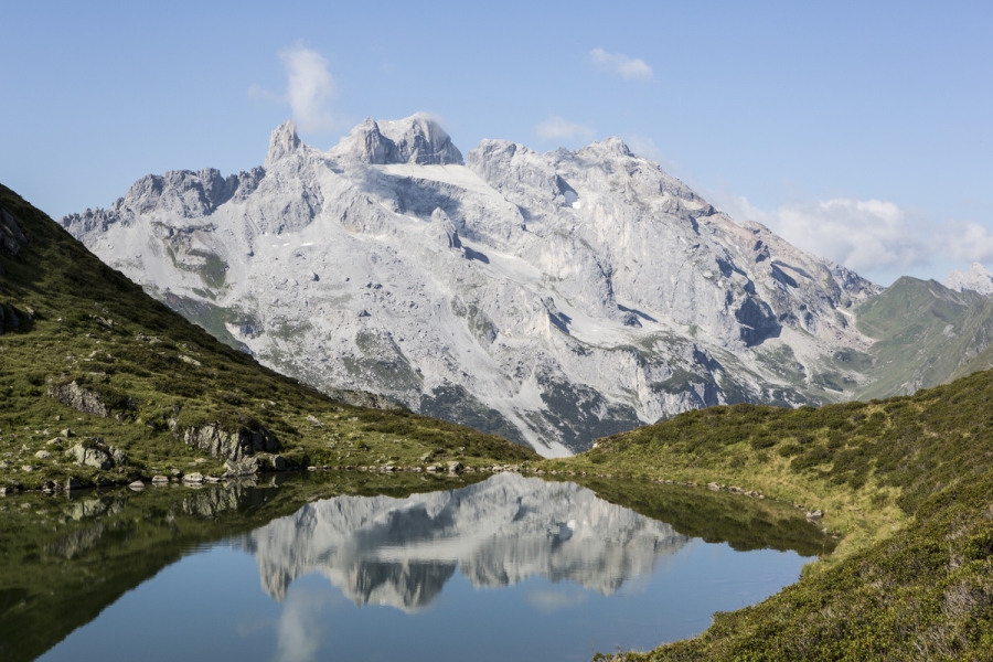 Bergsee an einem sonnigen Tag im Montafon, Österreich