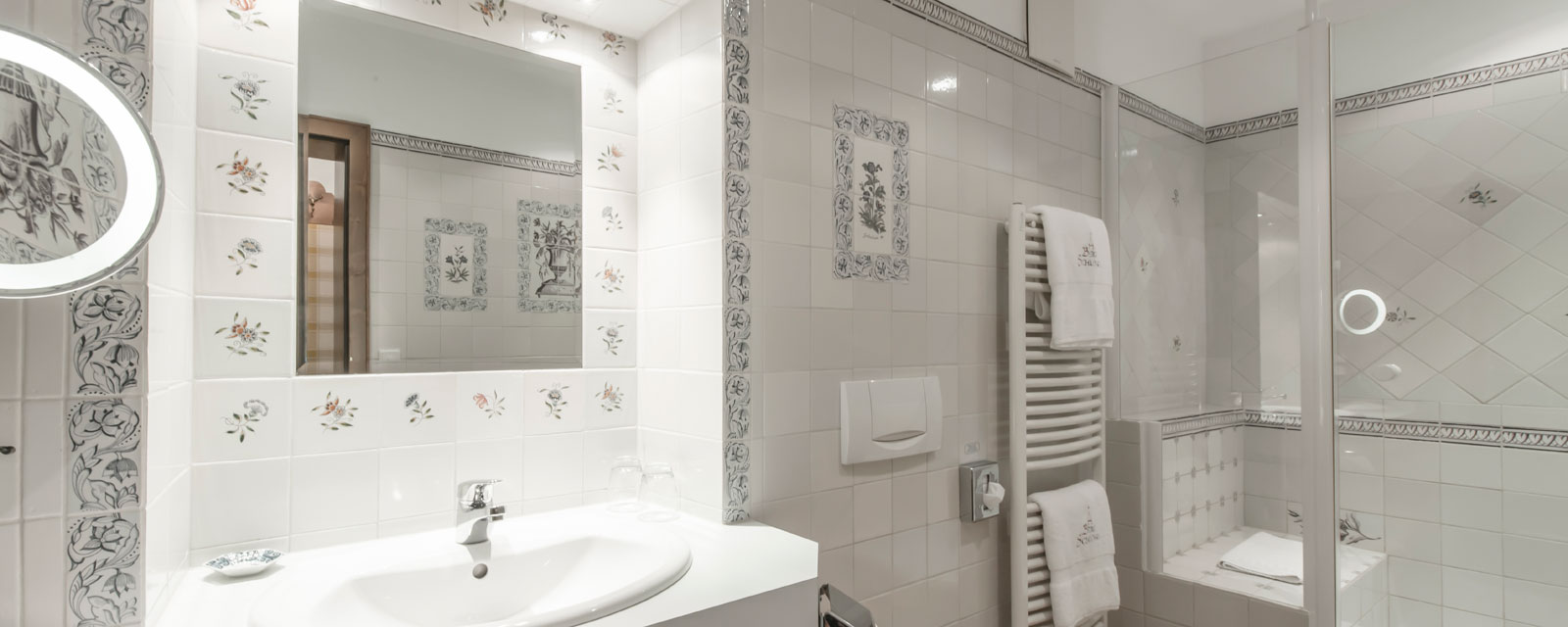 Badezimmer mit Spiegel und Waschbecken