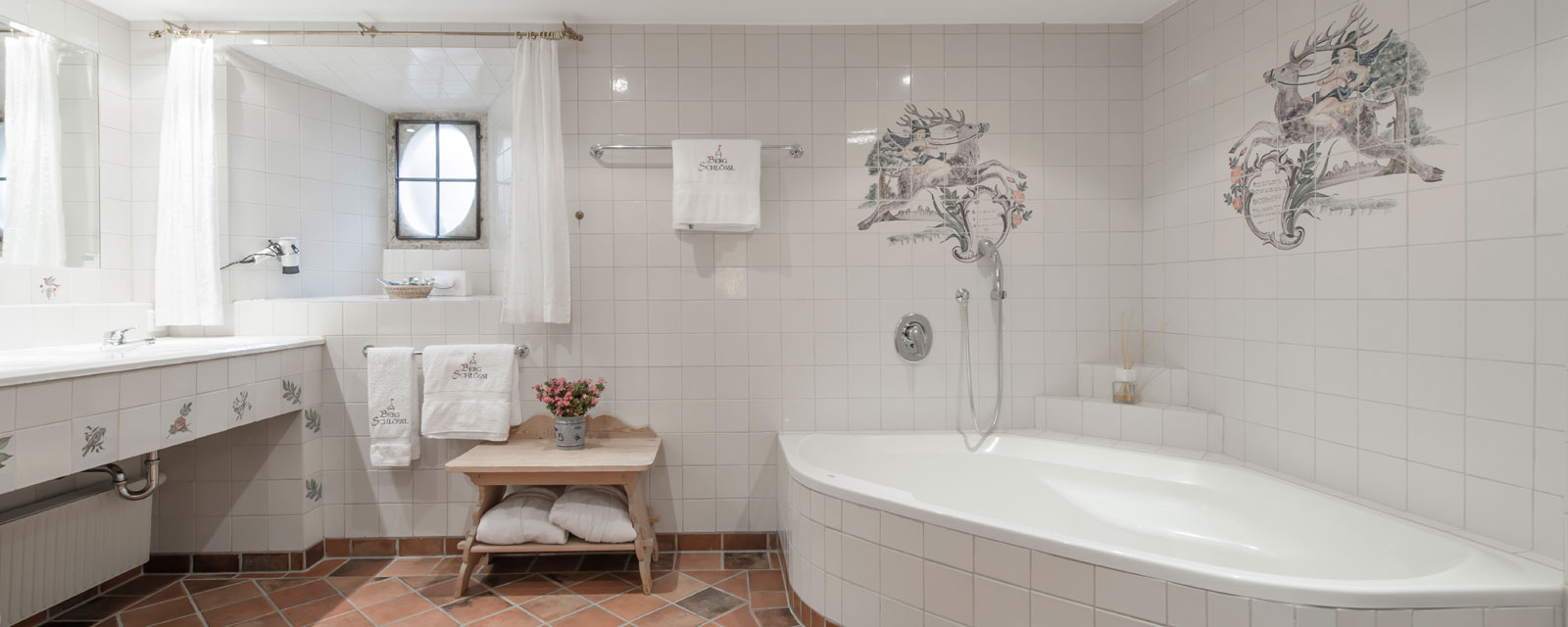 Badezimmer mit großer Badewanne