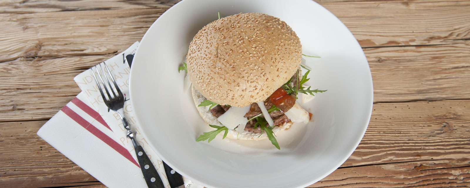 Burger auf einem großen Teller angerichtet