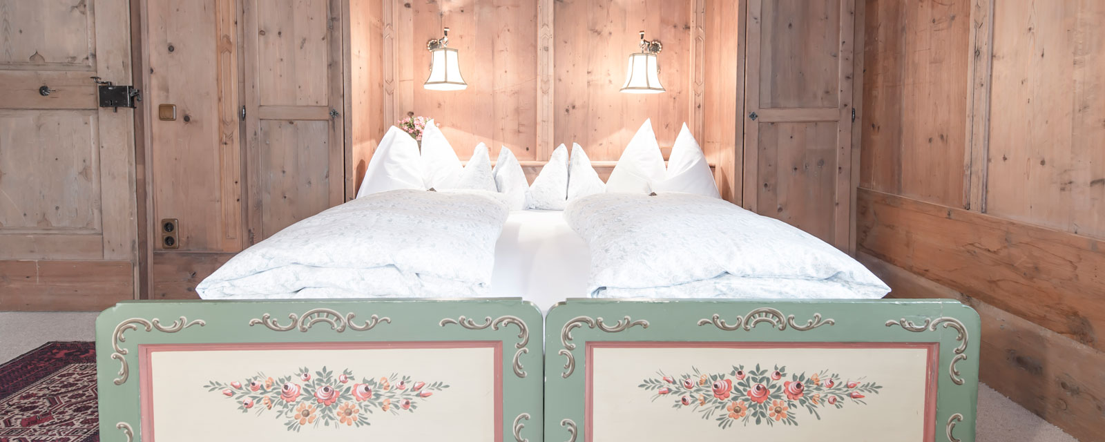 Doppelbett in traditioneller Tiroler Stube